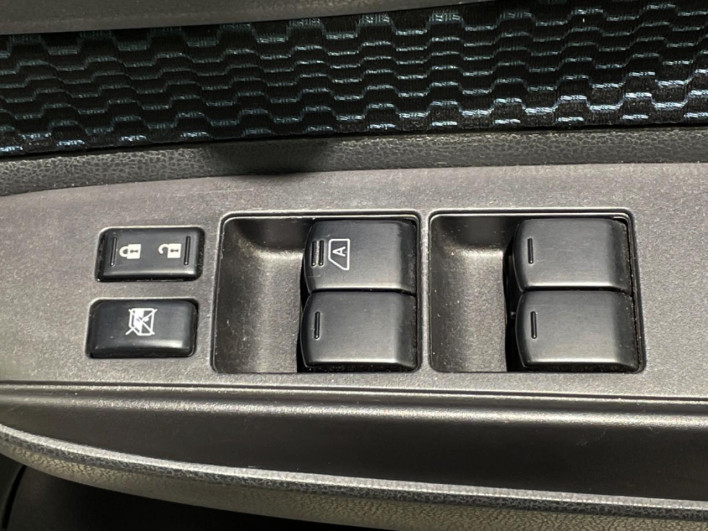 2016 Nissan Note DBA-E12 (UW-69f2a4391f13c)[18]