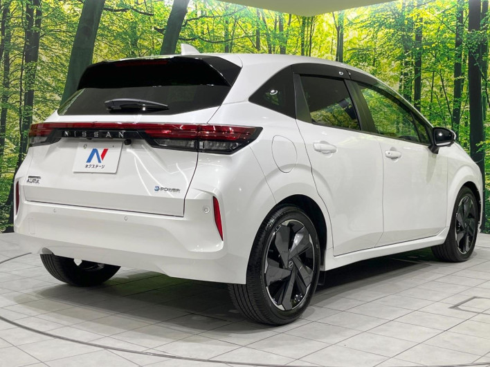 2022 Nissan Aura 6AA-FE13 (UW-69f2a440240f9)[14]