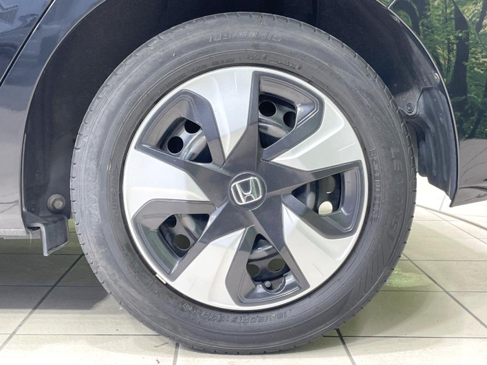 2017 Honda Fit Hybrid DAA-GP5 (UW-69f2a453395d5)[12]