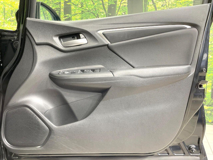 2017 Honda Fit Hybrid DAA-GP5 (UW-69f2a453395d5)[25]