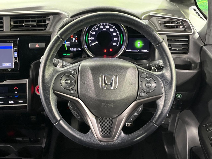 2017 Honda Fit Hybrid DAA-GP5 (UW-69f2a45397447)[28]