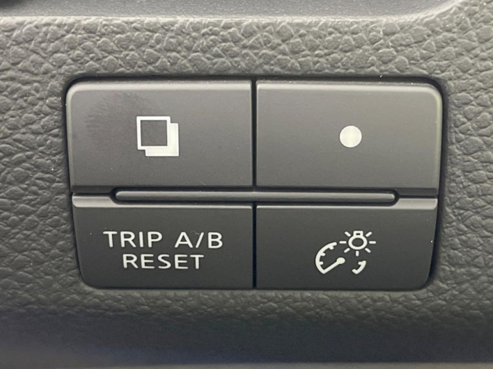 2013 Nissan Serena DAA-HFC26 (UW-69f2a471a0f34)[28]