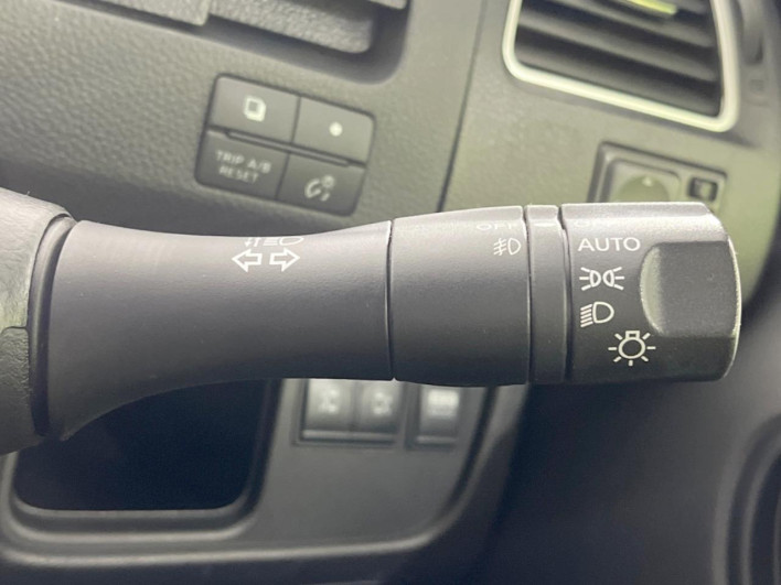 2013 Nissan Serena DAA-HFC26 (UW-69f2a471a0f34)[27]