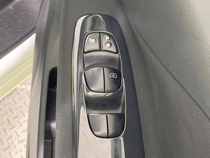 2013 Nissan Serena DAA-HFC26 (UW-69f2a471a0f34)[19]