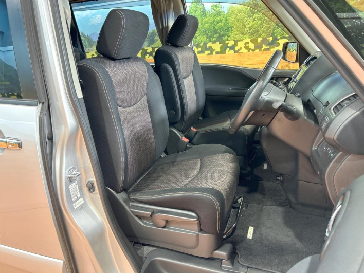 2015 Nissan Serena DAA-HFC26 (UW-69f2a471db24c)[19]