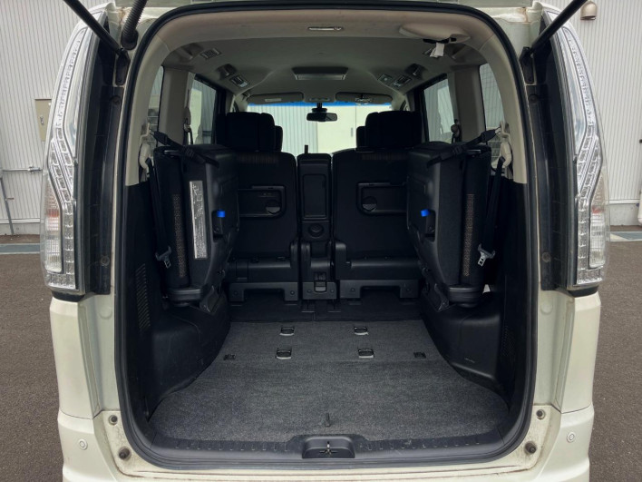 2015 Nissan Serena DAA-HFC26 (UW-69f2a471e68bb)[27]