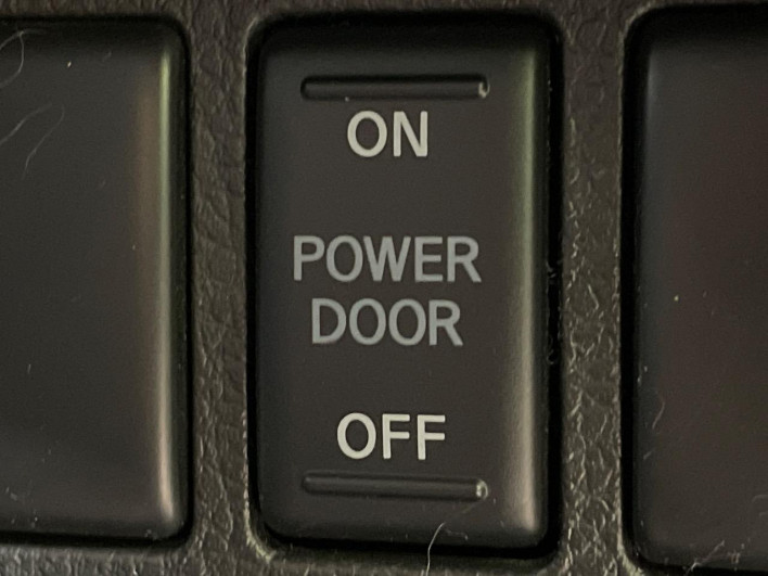 2016 Nissan Serena DAA-HFC26 (UW-69f2a47390052)[27]