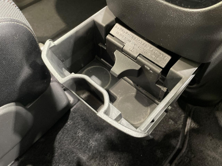 2016 Nissan Serena DAA-HFC26 (UW-69f2a47390052)[28]