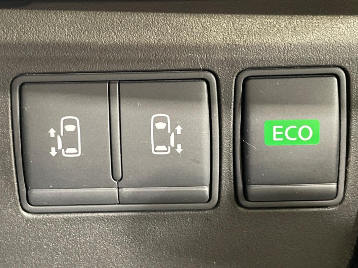 2016 Nissan Serena DAA-HFC26 (UW-69f2a47390052)[24]