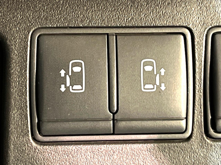 2016 Nissan Serena DAA-HFC26 (UW-69f2a47408854)[13]