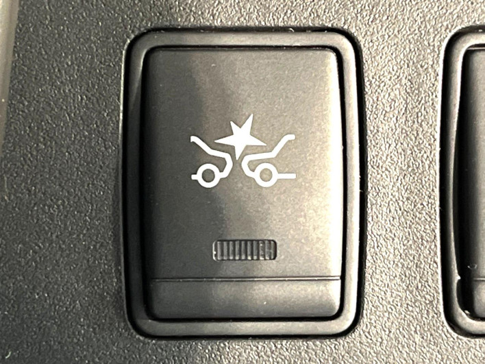 2016 Nissan Serena DAA-HFC26 (UW-69f2a47408854)[15]