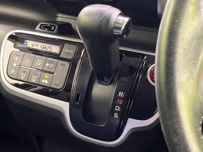 2015 Honda N-BOX CUSTOM DBA-JF1 (UW-69f2a4829a805)[29]