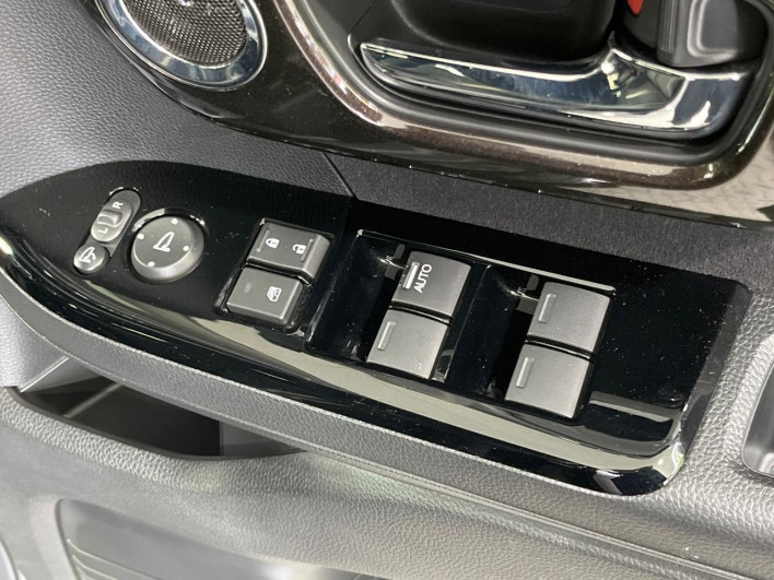 2018 Honda N-BOX CUSTOM DBA-JF3 (UW-69f2a486d2ffb)[5]