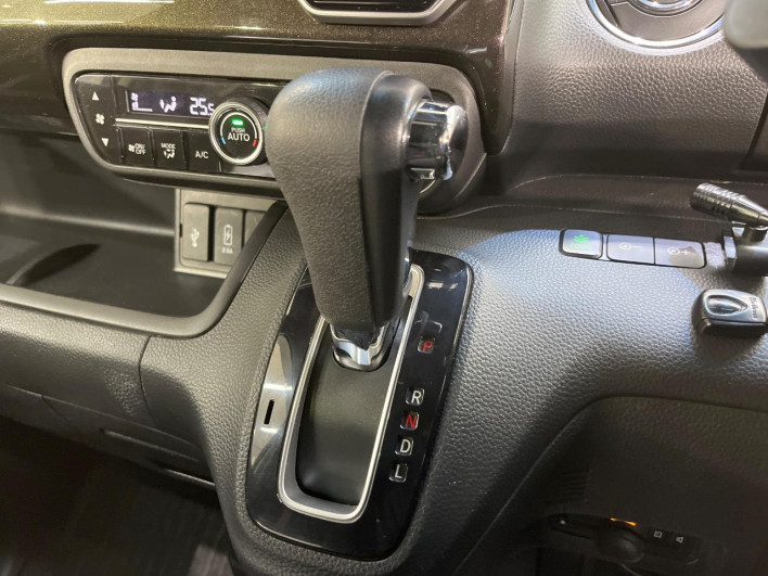 2019 Honda N-BOX CUSTOM DBA-JF3 (UW-69f2a489292a0)[17]