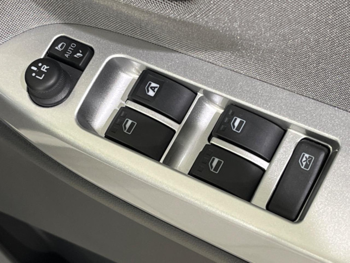 2015 Daihatsu Cast DBA-LA250S (UW-69f2a4b119910)[27]