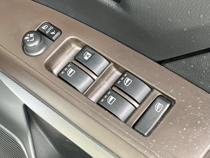 2017 Toyota Roomy DBA-M910A (UW-69f2a4ceccde0)[16]