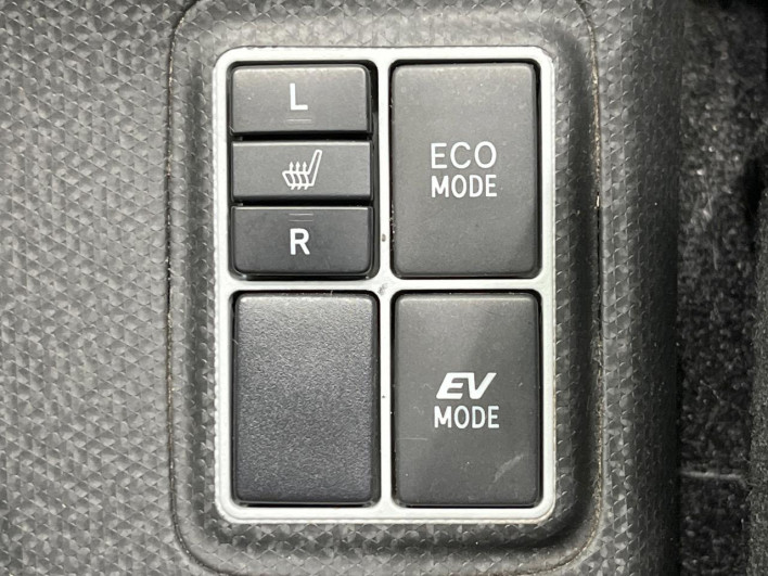 2012 Toyota Aqua DAA-NHP10 (UW-69f2a52697074)[16]