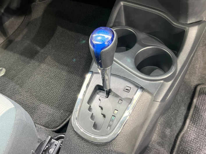 2012 Toyota Aqua DAA-NHP10 (UW-69f2a52697074)[14]
