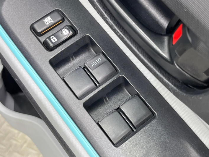 2012 Toyota Aqua DAA-NHP10 (UW-69f2a52697074)[9]