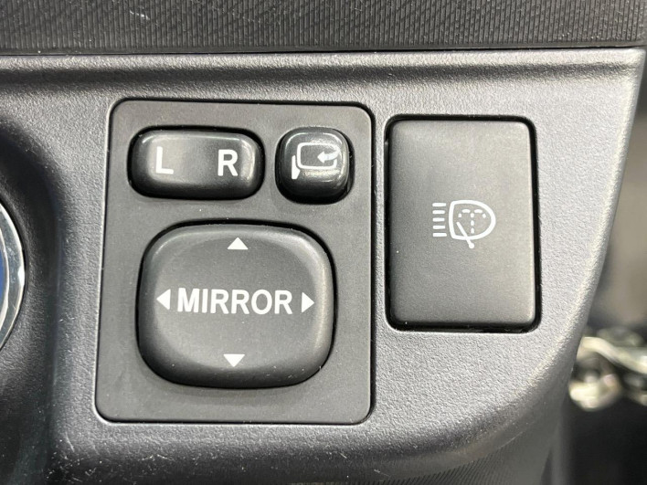 2012 Toyota Aqua DAA-NHP10 (UW-69f2a52697074)[11]