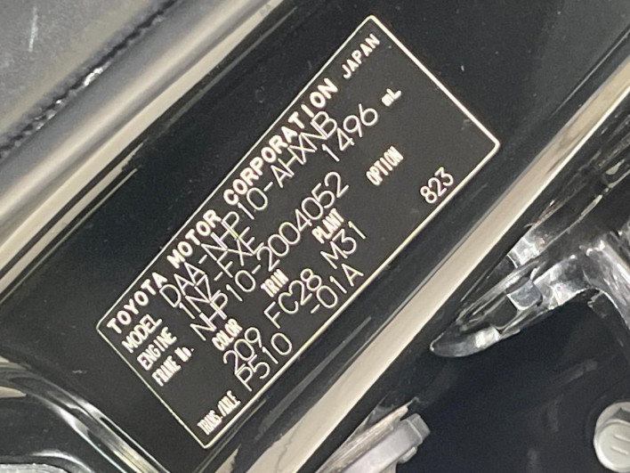 2012 Toyota Aqua DAA-NHP10 (UW-69f2a52697074)[1]