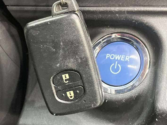 2012 Toyota Aqua DAA-NHP10 (UW-69f2a52697074)[13]
