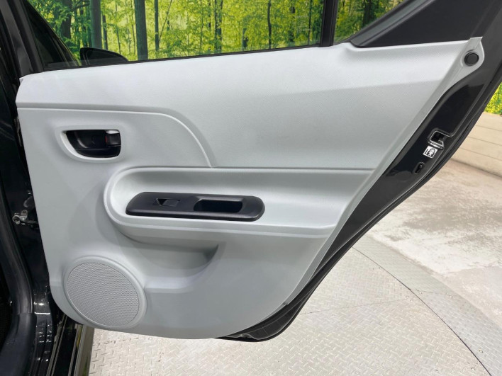 2012 Toyota Aqua DAA-NHP10 (UW-69f2a52697074)[6]