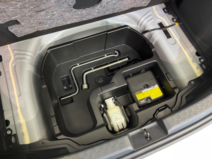 2015 Toyota Aqua DAA-NHP10 (UW-69f2a528978f5)[10]