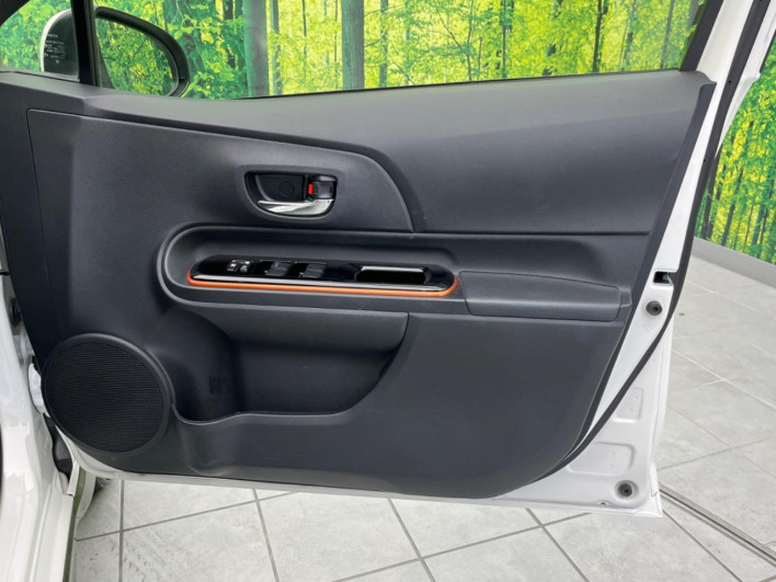 2015 Toyota Aqua DAA-NHP10 (UW-69f2a528978f5)[6]