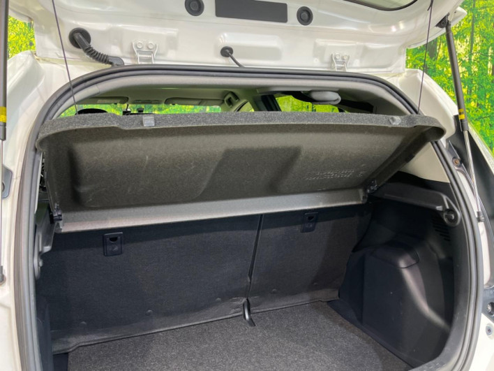 2015 Toyota Aqua DAA-NHP10 (UW-69f2a528978f5)[14]