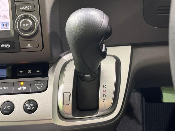 2009 Honda Stream DBA-RN7 (UW-69f2a53479519)[19]