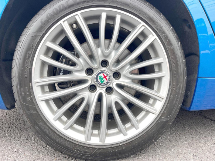 2018 Alfa Romeo Giulia ABA-95220 (UW-69f2a56ae44d3)[15]