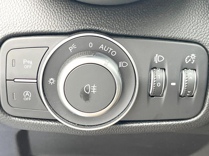 2018 Alfa Romeo Giulia ABA-95220 (UW-69f2a56ae44d3)[27]