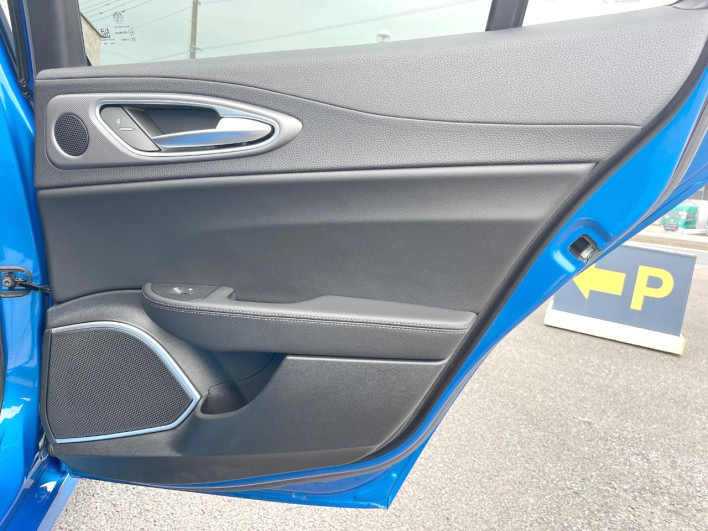 2018 Alfa Romeo Giulia ABA-95220 (UW-69f2a56ae44d3)[17]