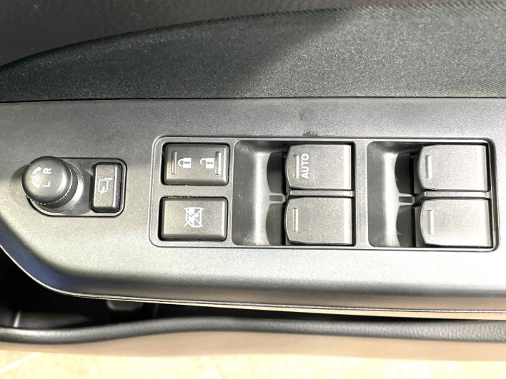 2013 Suzuki Swift DBA-ZC72S (UW-69f2a56da59d6)[8]