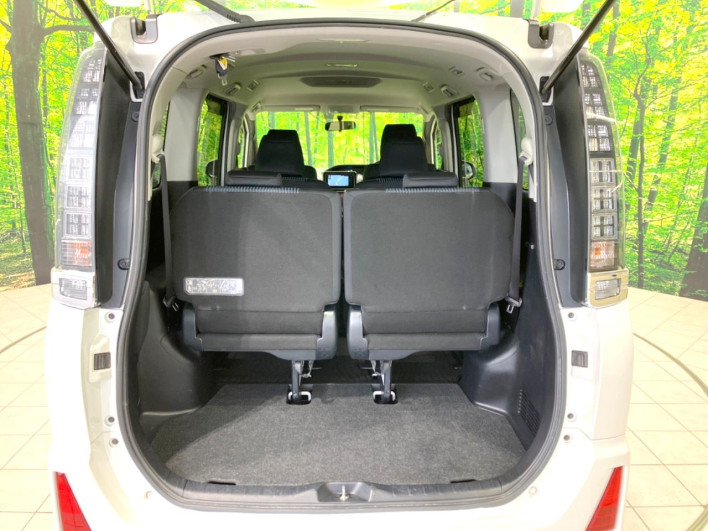 2014 Toyota Voxy DBA-ZRR80W (UW-69f2a57264abe)[28]
