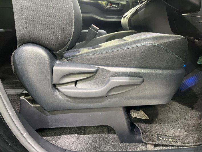 2015 Toyota Voxy DBA-ZRR80W (UW-69f2a572cf0e0)[28]