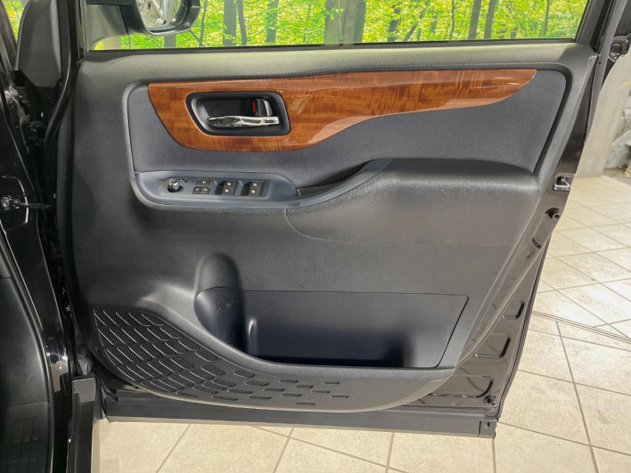 2015 Toyota Voxy DBA-ZRR80W (UW-69f2a5746232c)[12]