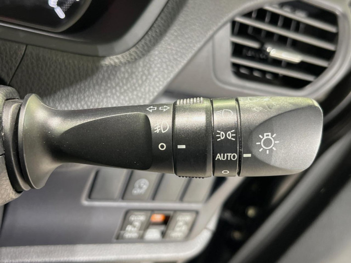 2015 Toyota Voxy DBA-ZRR80W (UW-69f2a5746232c)[27]