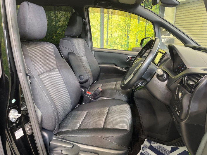 2017 Toyota Voxy DBA-ZRR80W (UW-69f2a575a9d80)[25]