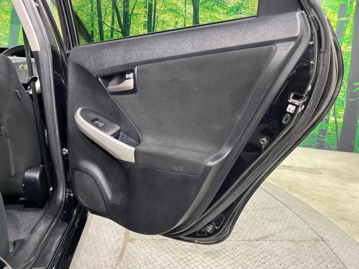 2013 Toyota Prius DAA-ZVW30 (UW-69f2a57f0b9a0)[29]