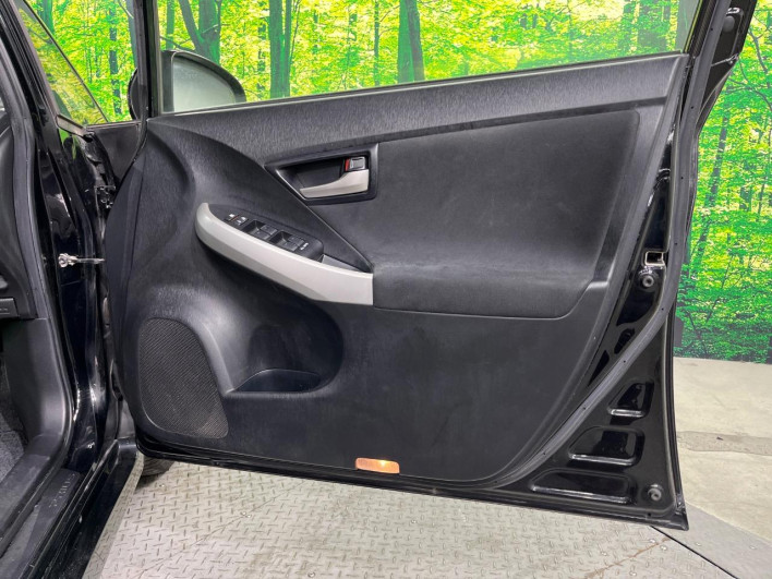 2013 Toyota Prius DAA-ZVW30 (UW-69f2a57f0b9a0)[28]