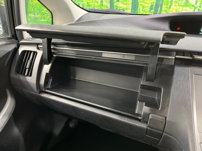 2013 Toyota Prius DAA-ZVW30 (UW-69f2a57f0b9a0)[17]