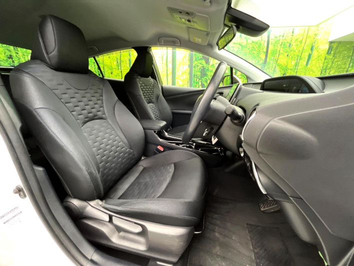 2017 Toyota Prius PHV DLA-ZVW52 (UW-69f2a5877a309)[25]