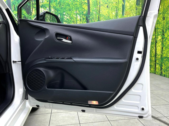 2017 Toyota Prius PHV DLA-ZVW52 (UW-69f2a5877a309)[5]