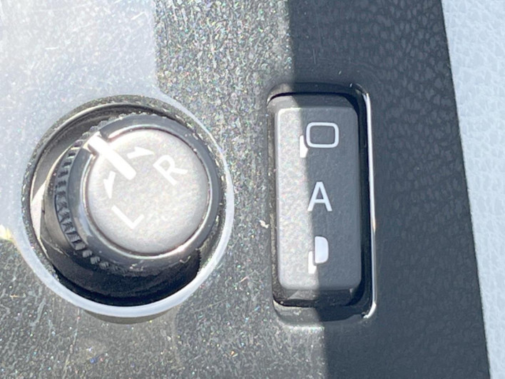 2016 Toyota Prius DAA-ZVW55 (UW-69f2a58866bc3)[22]