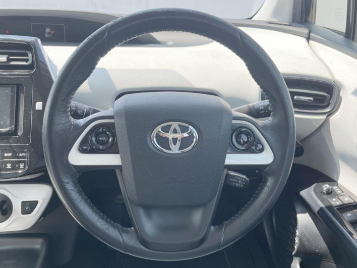 2016 Toyota Prius DAA-ZVW55 (UW-69f2a58866bc3)[19]