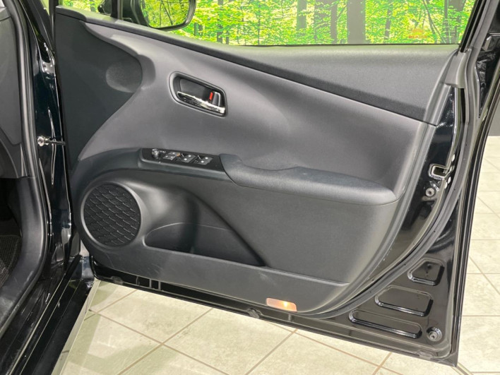 2017 Toyota Prius DAA-ZVW55 (UW-69f2a589300c6)[16]