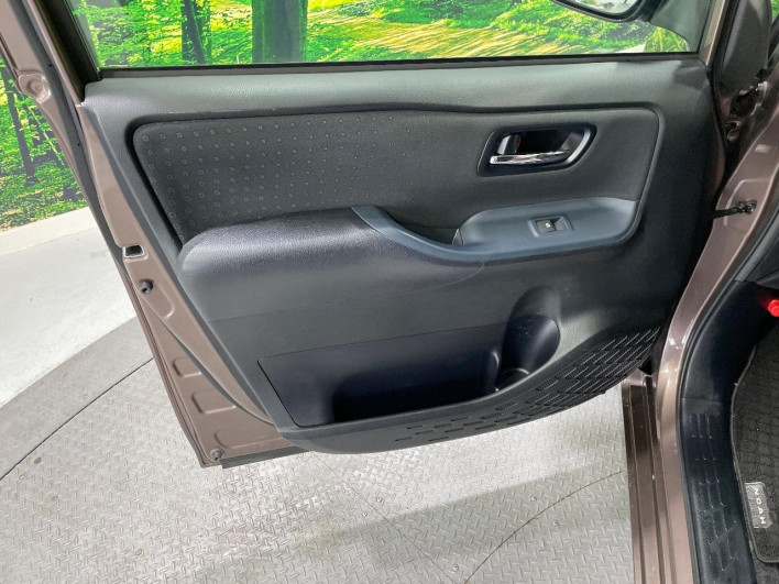 2016 Toyota Noah DAA-ZWR80G (UW-69f2a590a26c2)[28]