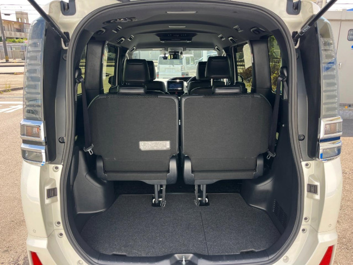 2020 Toyota Voxy 6AA-ZWR80W (UW-69f2a59305f9b)[29]